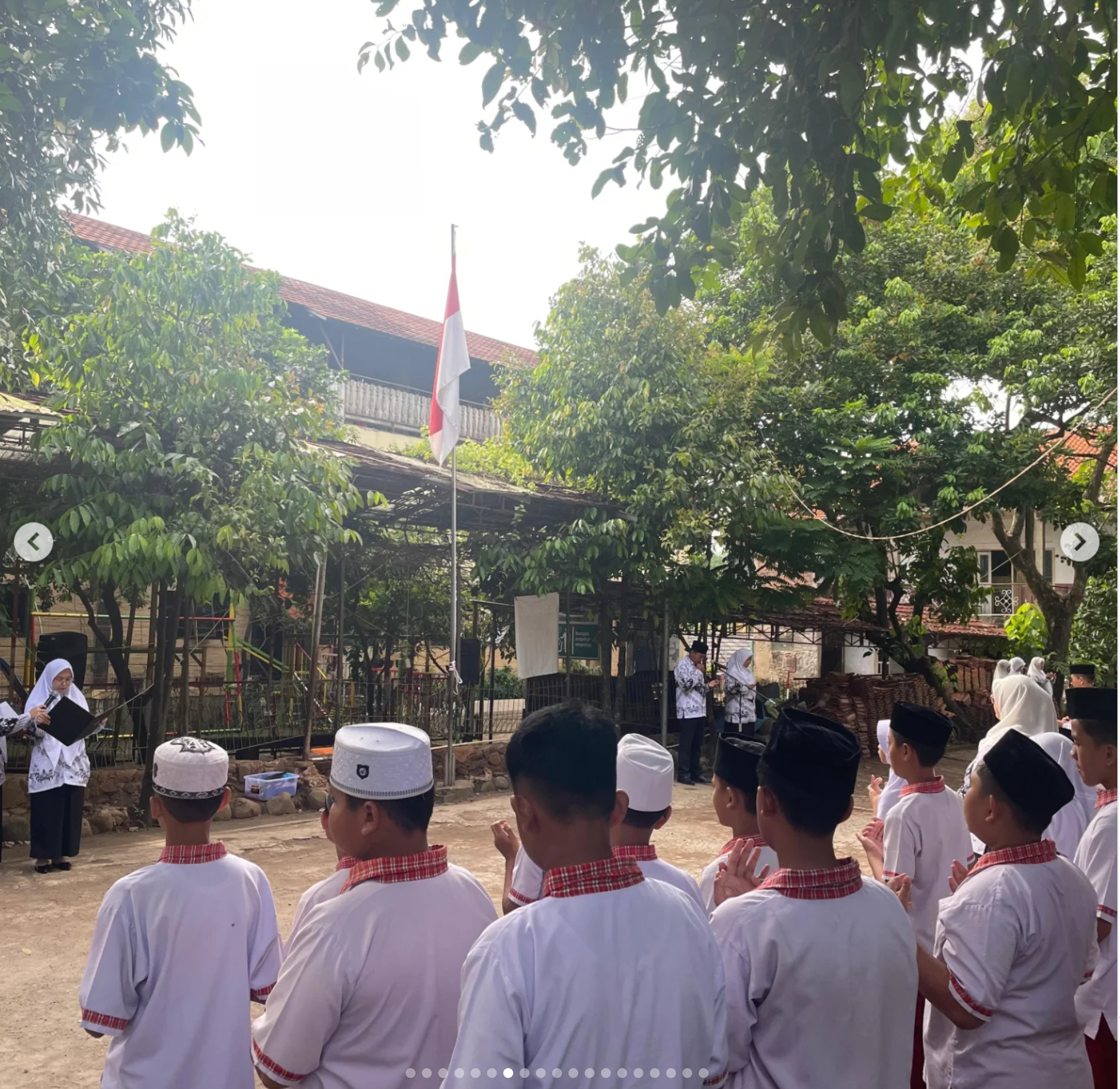 Siswa belajar di sekolah